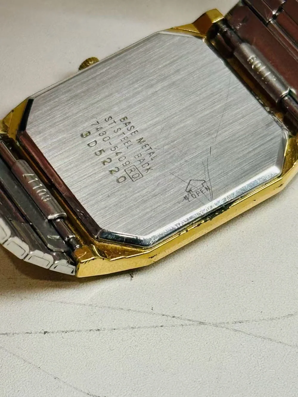 Vintage Seiko Quartz Gold Tone Dress Men Watch 26mm Runs New Battery With box